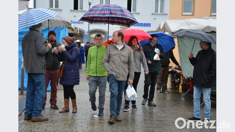 Pech mit dem Wetter hatte der Tirschenreuther Kirchweihmarkt. Gefragt waren Regenschirme, oder zumindest regenfeste Kleidung. Bild: jr