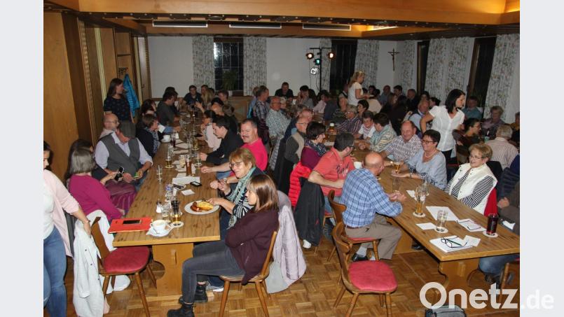 Voll besetzt war der Saal beim Zehenbartl am Freitag und Samstagabend Bild: ral