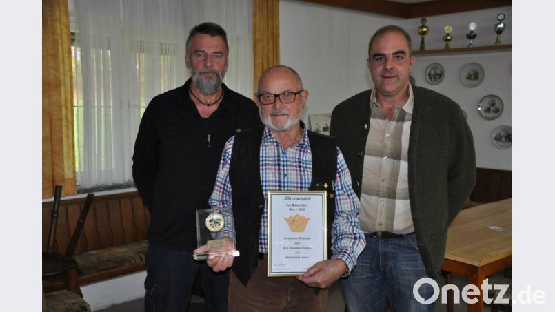 Ludwig Schmidtbauer (Mitte) ist neues Ehrenmitglied des bayerischen Rex-Clubs. Stellvertretender Ausstellungsleiter Wolfgang Liedl (links) und Kreisvorsitzender Wolfgang Gründl gratulieren. Bild: ak