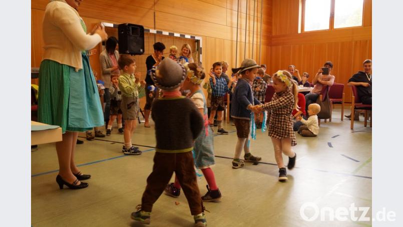 In bayerischen Gewändern tanzen die jüngsten aus der Gemeinde beim Seniorennachmittag. Bild: arw
