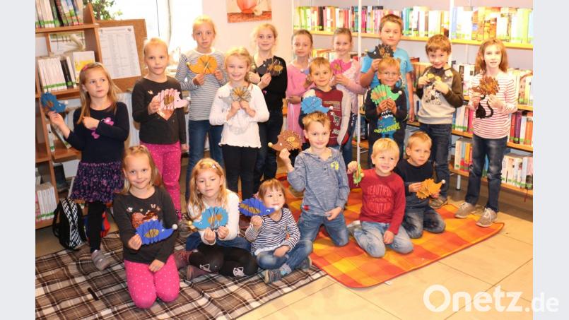 Etwa 20 Kinder sind dem Aufruf des Büchereiteams gefolgt und erfahren viel wissenswertes über die Lebensweise der Igel und warum für den Winterschlaf der Igel ein dicker Speckmantel nötig ist. Die gebastelten Igel sind der ganze Stolz der Kinder. Bild: rpp