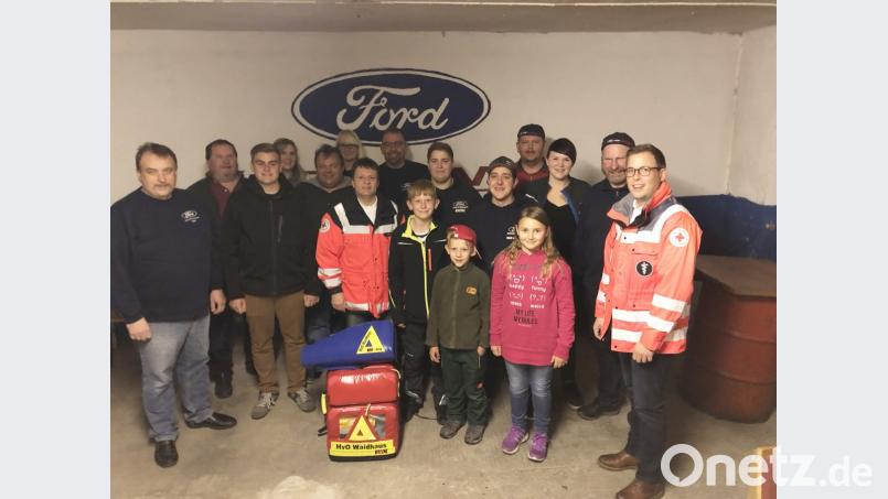 HvO-Ortsgruppenleiter Thomas Schmidt (rechts) präsentiert den neuen Rettungsrucksack mit externer Sauerstoffflasche. Der Ford Club Hot Engines stellt dafür den Tombola-Erlös in Höhe von 2400 Euro zur Verfügung. Josef Kleber (links) gab den Anstoß dafür. Clubvorsitzender Andreas Puff (Zweiter von rechts) setzte den Vorschlag um. Bild: dob