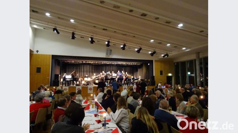Während die meisten der 140 Gäste der &quot;Metro Big Band&quot; auf ihren Plätzen lauschen, werden andere beim Tanz aktiv. Bild: ens