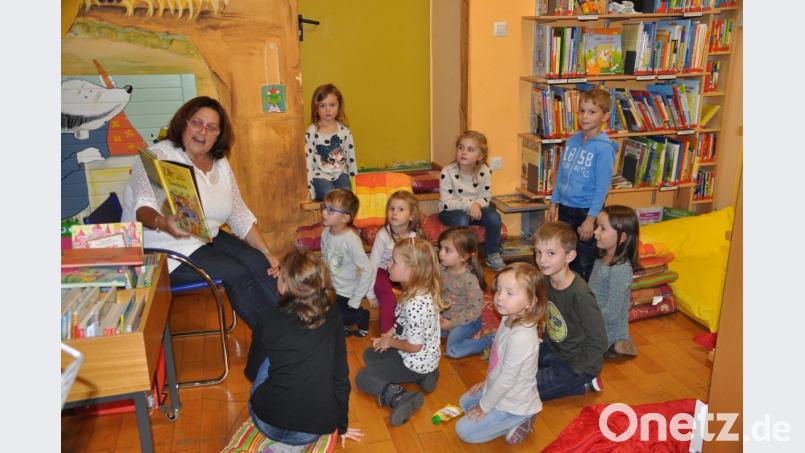 Sieglinde Lorenz stellt den kleinen Zuhörer spannende Bücher vor Bild: ak