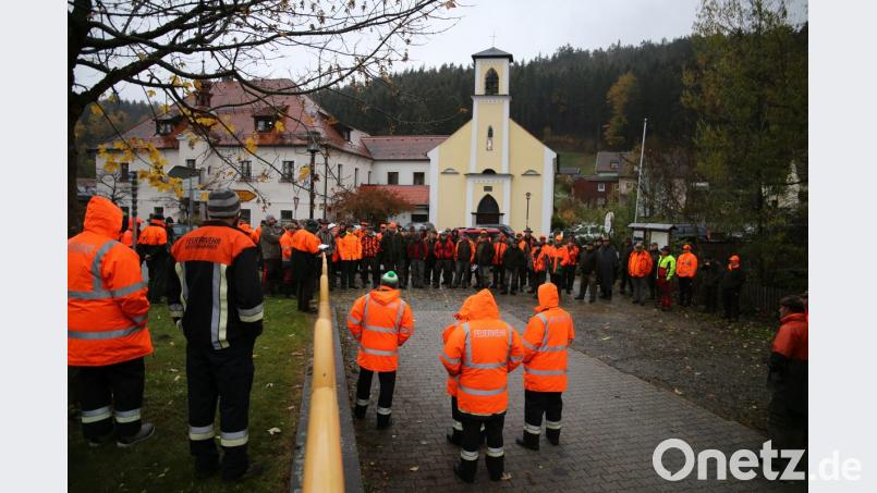 Etwa 50 Jäger und 15 Hundeführer mit etwa 35 Stöberhunden beteiligen sich an der ersten gemeinsamen Drückjagd von Bayerische Staatsforsten und Privatjägerschaft. Die revierübergreifende Jagd war wegen der großen Schwarzwildbestände bei Neuenhammer angesetzt worden. Bild: ck