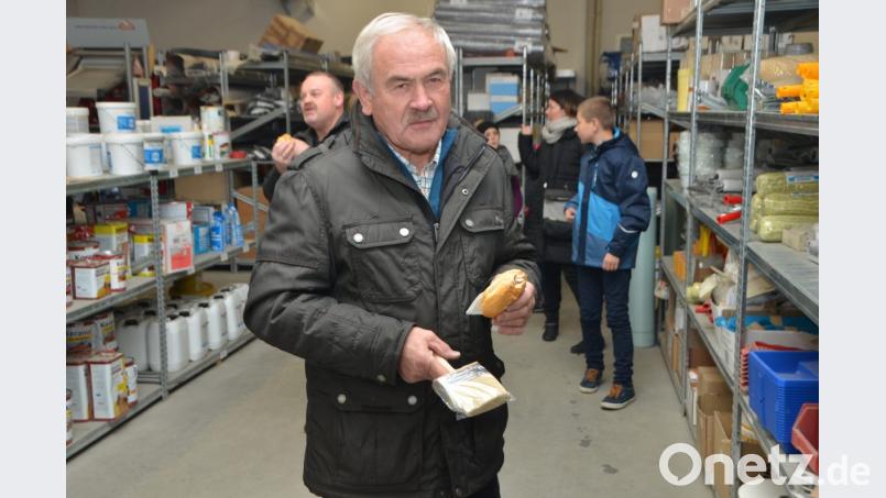 Josef Schafbauer aus Tröbes ließ sich die Grillsemmel schmecken und deckte sich mit Brauchbarem für zu Hause beim Baugeschäft Reger ein. Bild: dob