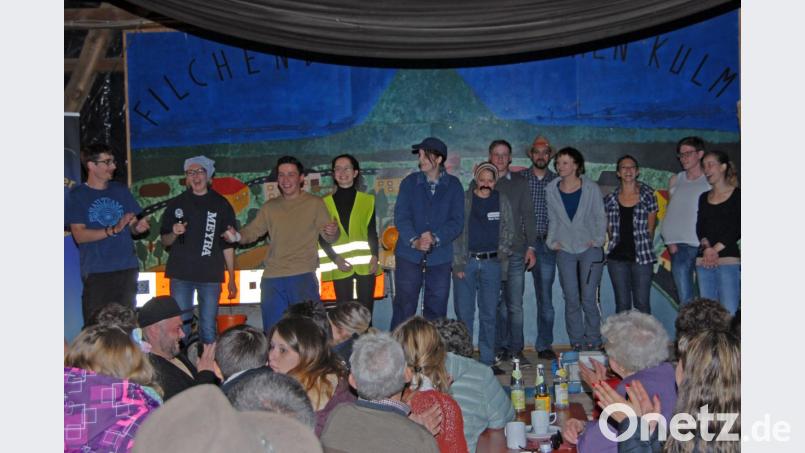 Die Aufführung der „Lach- und Sachgeschichten aus dem Dorfleben“ zählt auch heuer wieder zu den Höhepunkten der Kirwa. Die Hobbyschauspieler stellten wichtige Persönlichkeiten des Dorfes dar.
Von links: Spanischer Arbeiter, Karin, Spanischer Arbeiter, Carla, Hensl Georg, Manfred Rix, Wolfgang Plößner, Gerhard, Hannelore, Anni, Udo und Julia. Bild: ow