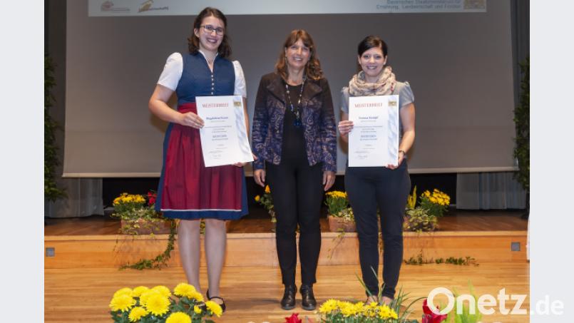 Die Tännesbergerin Magdalena Kraus (links) und Verena Kempf (rechts) aus Floß erhalten von Andrea Seidl, Referatsleiterin im Staatsministerium, ihre Urkunden. Bild: exb/Nagel (StMELF)