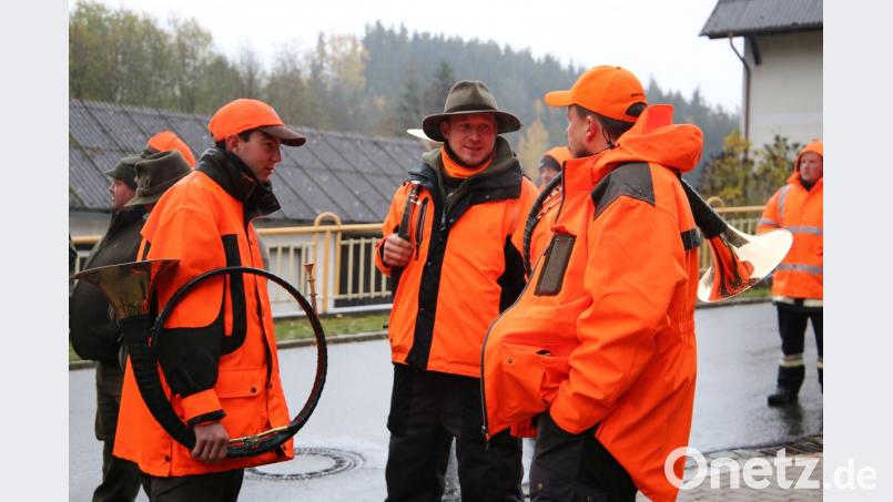 Vor der Drückjagd am Samstag in Neuenhammer blasen einige Jagdhornbläser zum "Sammeln der Jäger" und den "Aufbruch zur Jagd". Bild: ck