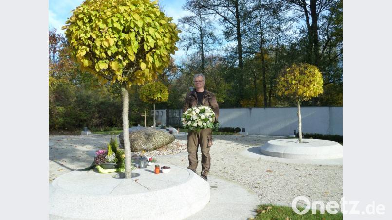 Fast wie ein kleiner Park: Auch bei den neuen Urnenbäumen im Friedhof in Pfreimd übernimmt Bestatter Peter Stubenvoll auf Wunsch den Blumenschmuck. Jeder Baum hat 24 Segmente für insgesamt 48 Urnen. Eine Bronzetafel erinnert an den Verstorbenen. Bild: Portner, Gertraud
