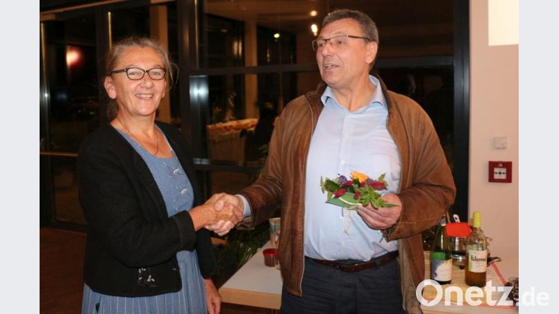 Vorsitzender Josef Häckl überreichte Johanna Eisner als Dank für den gelungenen Vortrag ein Geschenk mit Wohlfühlcharakter. Bild: rpp