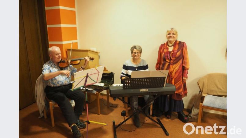 Die bayernweit bekannte Erzählerin Edeltraud Forster fasziniert mit Geschichten. Dazwischen spielen Martina Brenner am Keyboard und Willibald Wirth mit der Violine. Bild: gz
