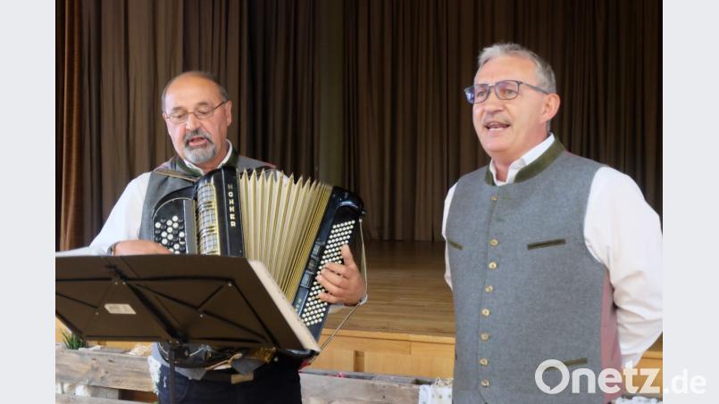 Hermann Baier (links) und Bernhard Bierler (rechts) vom "Murachtaler Dreigesang" - Robert Kraus fehlte wegen Erkrankung - sangen sich mit ihren Liedern aus dem wirklichen Leben in die Herzen des Publikums Bild: ohr