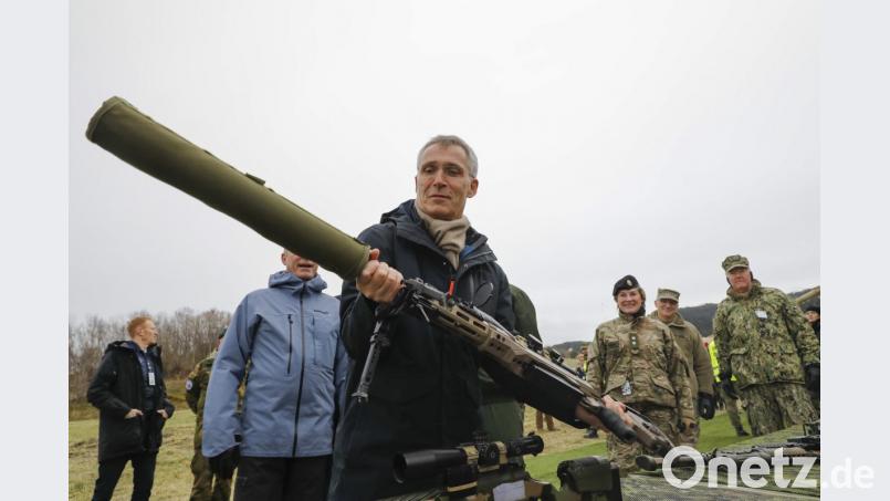 Jens Stoltenberg, NATO-Generalsekretär, während seines Besuchs der NATO-Übung Trident Juncture. Im Rahmen der Übung werden rund 50.000 Soldaten aus den 29 Nato-Staaten sowie aus Finnland und Schweden erwartet. Bild: Gorm Kallestad/NTB scanpix/dpa