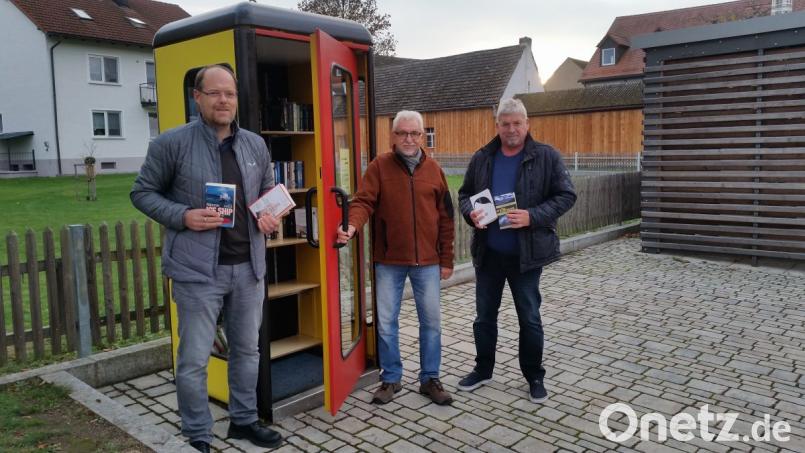 Sie freuen sich über die neue Minibücherei (von rechts): Alfons Betzl, Gerhard Przetak und Bürgermeister Thorsten Hallmann. Bild: hal