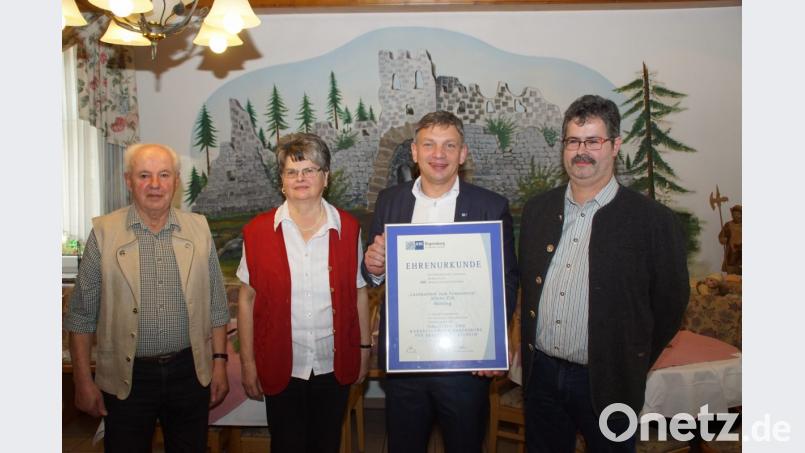 IHK-Geschäftsführer Manuel Lischka gratuliert Alfons Zilk jun., (rechts) und seinen Eltern Alfons sen. und Elfriede (links) zum 200-jährigen Geschäftsjubiläum mit einer Urkunde der Industrie- und Handelskammer. Bild: mmj