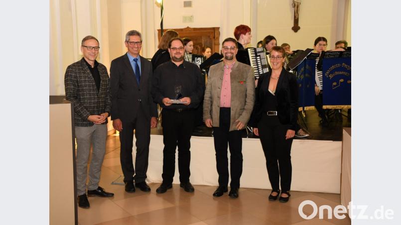 Von links Bürgermeister Bernd Sommer mit Vorsitzendem Oskar Bindl, der Geehrte
Stefan Frank, sowie Enrico Popp und Dirigentin Silke Polata. Bild: exb