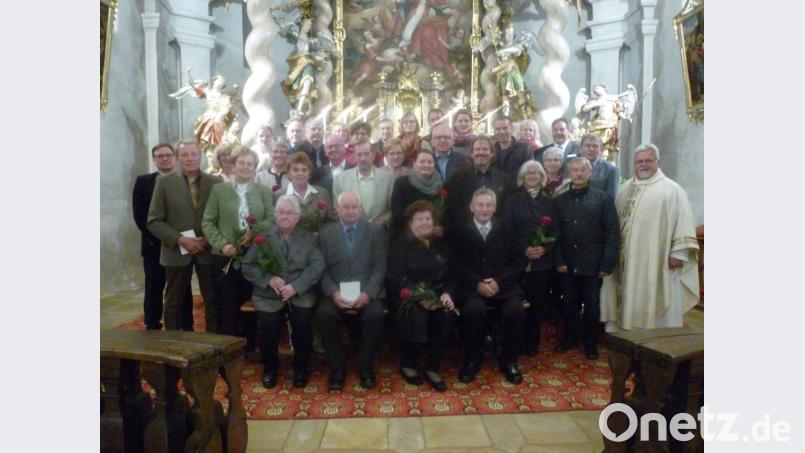 Die 17 Jubelpaare zusammen mit Pfarrer Arnold Pirner. Bild: rgl