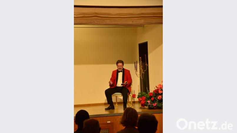 Jürgen-Michael Bacher zieht gesanglich Bilanz: "S' ist nun mal im Leben so - allen geht es ebenso". Bild: bey