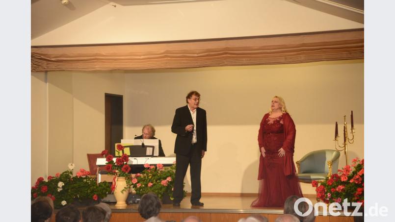 Fritz Kalmbach und Angelika Negwer singen "Wir sind wie zwei Boote". Am Klavier begleitet Norbert Henß. Bild: bey