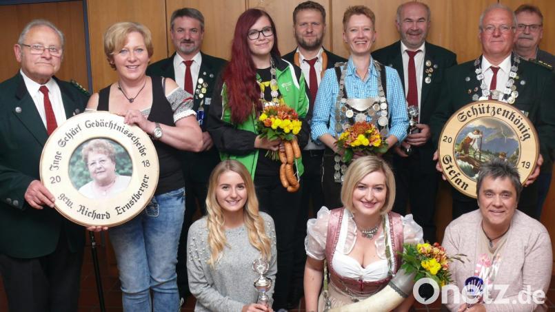 Schützenmeister Stefan Kraus (Zweiter von rechts) gratulierte den Titel- und Preisträgern. Die Inge-Schärl-Gedächtnisscheibe überreichte Heinrich Schärl (links) stellvertretend für den Gewinner Richard Ernstberger an Jutta Hößl (Zweite von links). Bild: wro