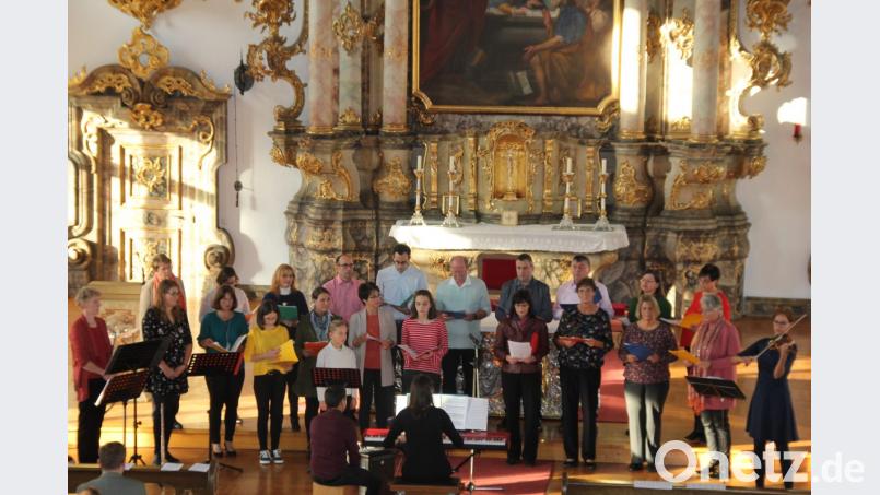 Der Familienchor „Klangfarben" der Pfarrei St. Georg unter der Leitung der Kirchenmusikerin Kataryna Menges glänzt bei seinem jüngsten Konzert mit beachtlichen musikalischen Leistungen und zeigt, dass sein gesangliches Können und Repertoire deutlich über das eines Kirchenchors hinausgeht. Bild: ads