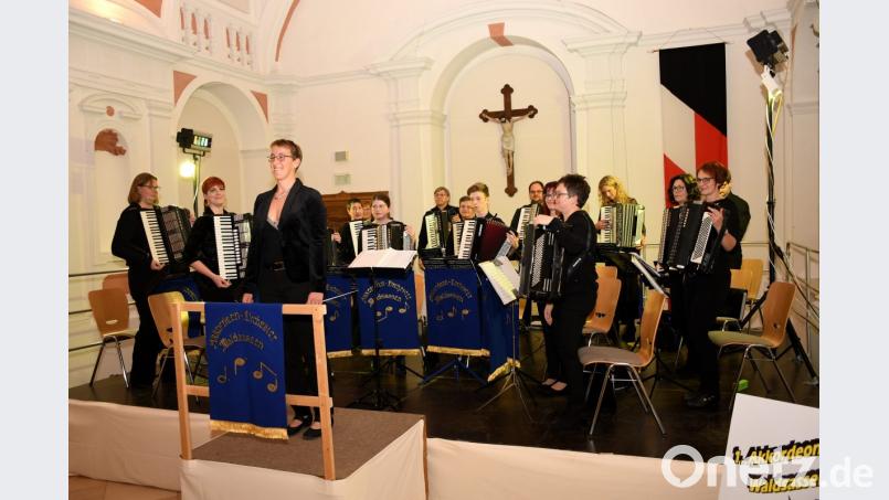 Das Akkordeonorchester beim Herbstkonzert in der Aula des Klosters. Bild: exb