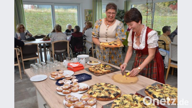 Frische Küchel und Kirchweihkuchen standen für die gemütliche Kaffeerunde bereit. Köchin Manuela Busch (links) ließ den Küchelduft schon Tage vorher durchs Haus ziehen. Bild: dob