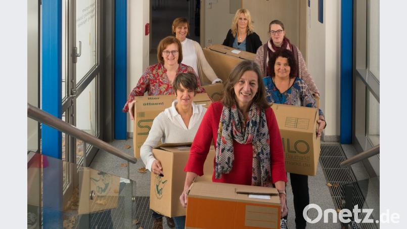 Bettina Lux, Gabi Schertler, Silvia Scharnagl, Anja Schieder, Christina Zeitler und Iwona Schultes (hinten von links) sowie allen voran, VHS-Chefin Angelika Schraml (vorne Mitte) müssen nicht wirklich selbst die schweren Umzugskartons ins neue Domizil schleppen. Das haben sie mit leeren Schachteln nur fürs Foto gemacht, um zu symbolisieren, "Wir sind angekommen" Bild: tr