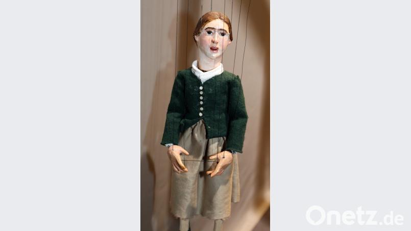 Gretel verläuft sich mit ihrem Bruder Hänsel im Wald. Sie geraten an eine Hexe. In Zeiten von GPS kaum denkbar. Das &quot;Schwandorfer Marionettentheater&quot; spielt heuer dieses Märchen nicht nur für Kinder. Bild: Gerhard Götz