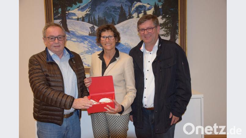 Die Landkreis-Bürgermeister waren auch im Garmisch-Partenkirchener Rathaus bei Bürgermeisterin Sigrid Meierhofer zu einem Gedankenaustausch. Stellvertretender Landrat Hans Kummert (links) und der Kreisvorsitzende des Gemeindetages im Landkreis, Peter Braun, dankten der gastgeberin mit einem Erinnerungsgeschenk. Bild: bö