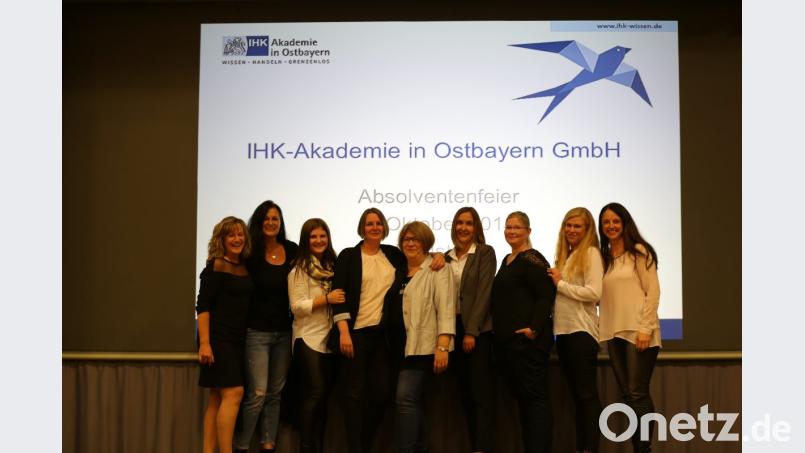 Freude über den Abschluss: (von links) Projektbetreuerin Eveline Gabriel mit den Absolventinnen des Kurses Personalfachkaufmann – Bianca Reber, Anika Windirsch, Jana Nixdorf, Manuela Schmidt, Brigitte Fenzl, Julia Guntow, Yvonne Fruntke und Sandra Nachreiner. Bild: exb