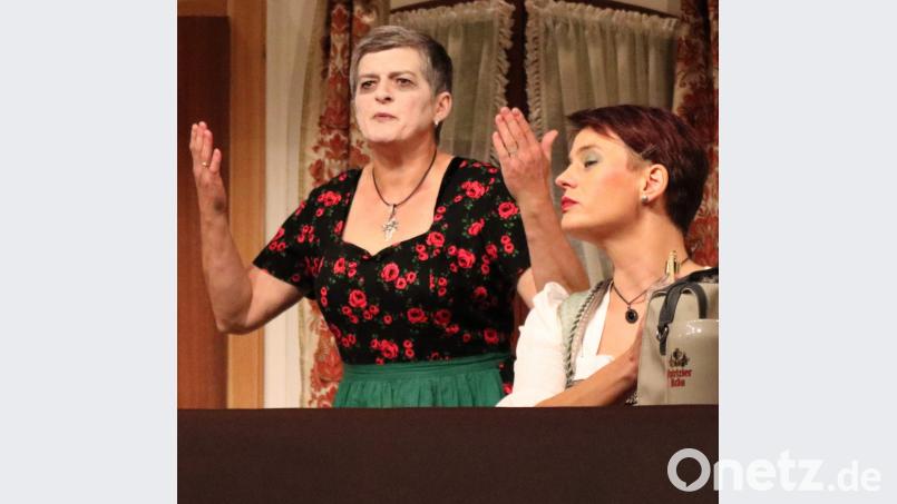 Die Geist-Wirtin (links) alias Anita Raschke. Bild: Lukas Lanzendörfer/exb