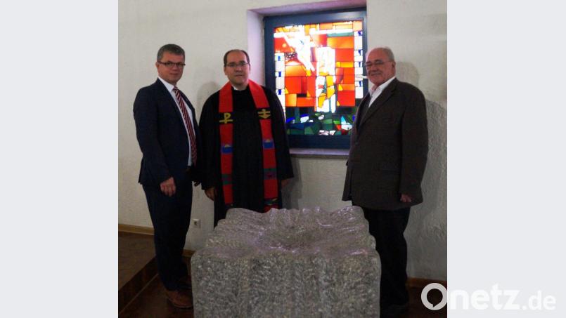 Pfarrer Gerhard Beck (Mitte) begrüßte beim Festgottesdienst zum Jubiläum der Erweiterung und Einweihung der Versöhnungskirche auch Pfarrer Dieter Krysler (rechts) und Bürgermeister Martin Birner. Bild: weu