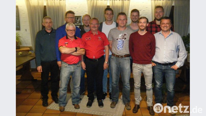 Der alte und neue Vorstand des Stammtisches Nachtschwärmer Süß mit (vordere Reihe, von links) „Bebbo“ Schuller, Werner Kohl, Thomas Kohl, Franz Geilersdörfer, Jürgen Zimmermann, (hintere Reihe, von links) Markus Bauer, Matthias Schüller, Patrick Geilersdörfer, Christian Lederer, Florian Lindner, Matthias Meier. Bild: ull