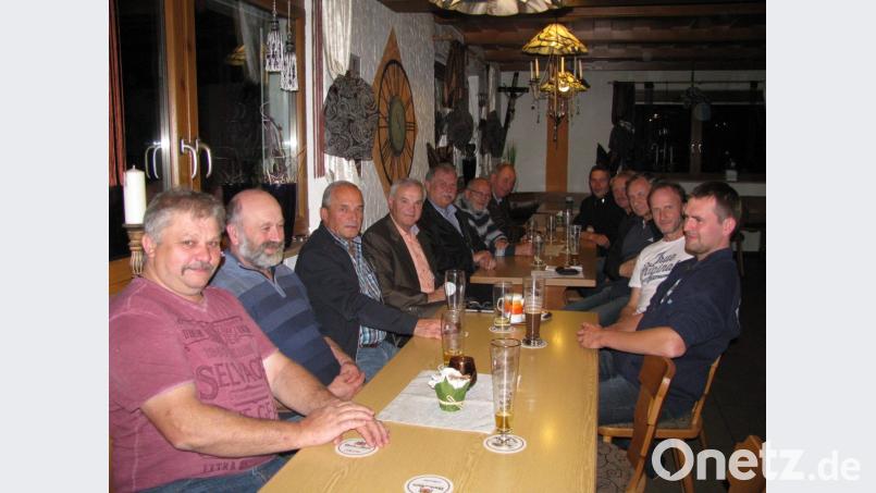 Interessiert folgen die Anwesenden den Ausführungen von CSU-Ortsvorsitzenden, Bürgermeister und weiteren stellvertretenden Landrat Günter Kopp (Vierter von links). Bild: sat
