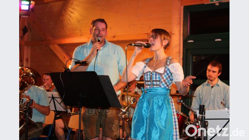 Sonja und Andy, das Gesangsduo der Pressather Musikanten. Bild: rod