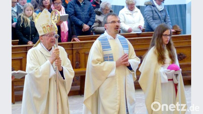 In der Altöttinger Basilika feierten die Erbendorf mit Bischof em. Wilhelm Schraml (links) einen Gottesdienst. Mit auf dem Bild Pfarrer Martin Besold (zweiter von links). Bild: njn