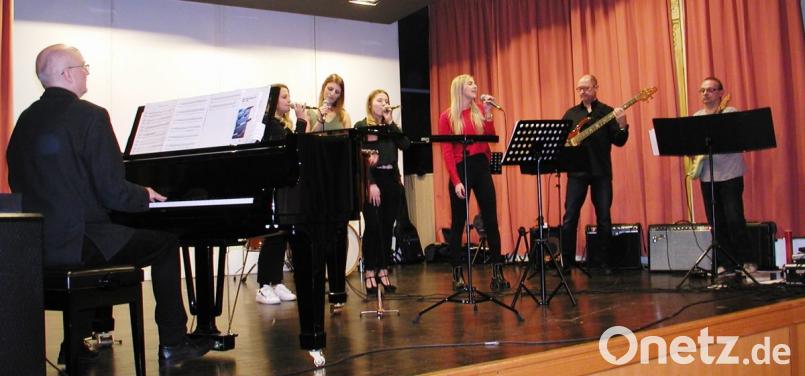 Mit reichem Applaus wurden die engagiert vorgetragenen Stücke bedacht, bei denen Lea Dietl, Sandra Schreyer, Eva-Maria Linkel und Jennifer Bäumler von der Lehrer-.Combo und Helmut Burkhardt am Klavier begleitet wurden. Bild: ld