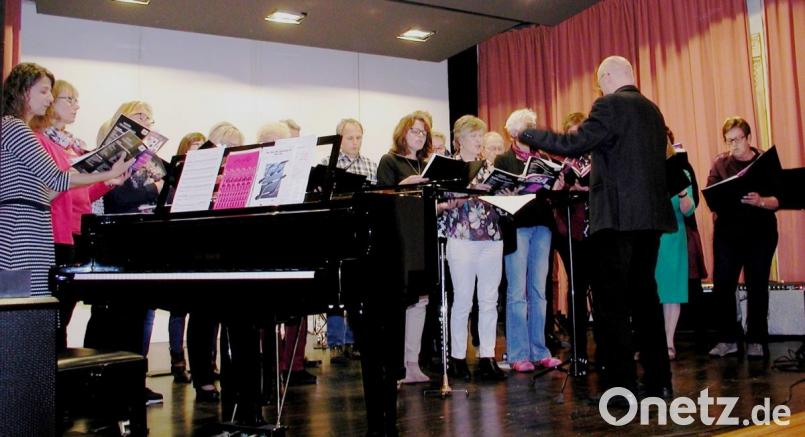 Bekannte und beliebt Stücke aus Rock und Pop trug der Kammerchor unter der Leitung von Helmut Burkhardt vor. Der zweite Teil nach der Pause galt ausschließlich Liedern der Gruppe ABBA. Bild: ld