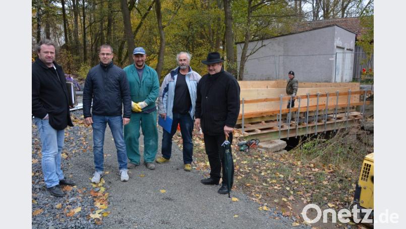 An der Brückenbaustelle trafen sich (von links) Planer Karsten Uhlig, Thomas Grillmeier (Bauamtsleiter VG Mitterteich), Polier Thomas Noak, Bauleiter Klaus Kühnel und Bürgermeister Johann Burger. Bild: jr