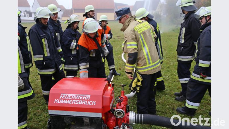 Ausbilder Florian Kaufmann (in Beige) ließ sich alles genau erklären bei der Prüfung. Bild: egl