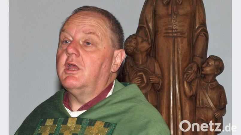 „Möge die Ausstellung Weltethos unser Bewusstsein stärken“, diesen Wunsch äußerte Pater Christian Liebenstein. Bild: sön