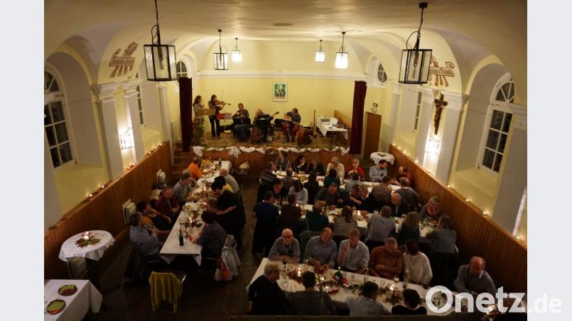 Im vollbesetzten Gesellenhaus ließen es sich die Gäste gut gehen. Bild: kaz