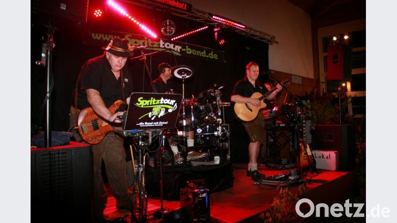 Für Stimmung sorgt „Spitztour“ aus dem Landkreis Schwandorf. Bild: wro