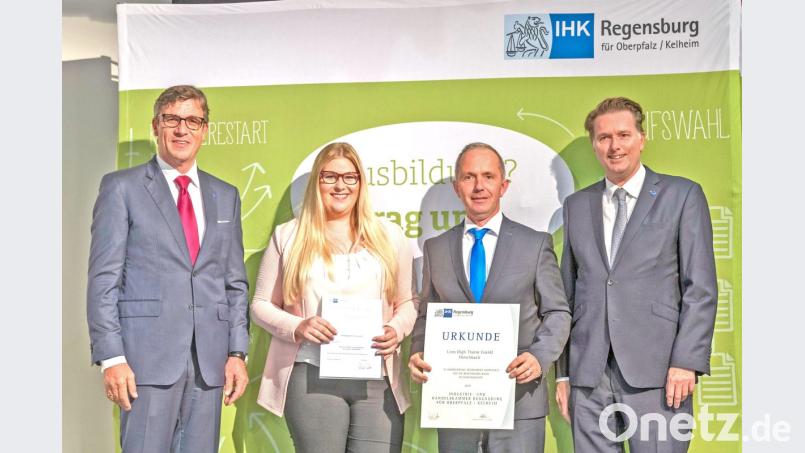 Nach der Urkundenübergabe freuen sich (von links) IHK-Präsident Michael Matt, Tamara Schaffner, Geschäftsführer Horst Linn (Linn High Therm GmbH) und IHK-Hauptgeschäftsführer Jürgen Helmes. Bild: Fotoagentur Altro