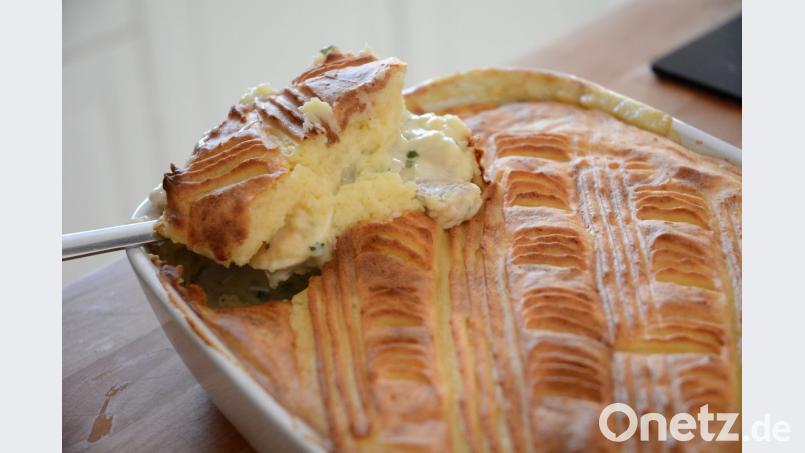 Goldbraun kommt der Kabeljau-Pie aus dem Ofen. Bild: Gabi Schönberger