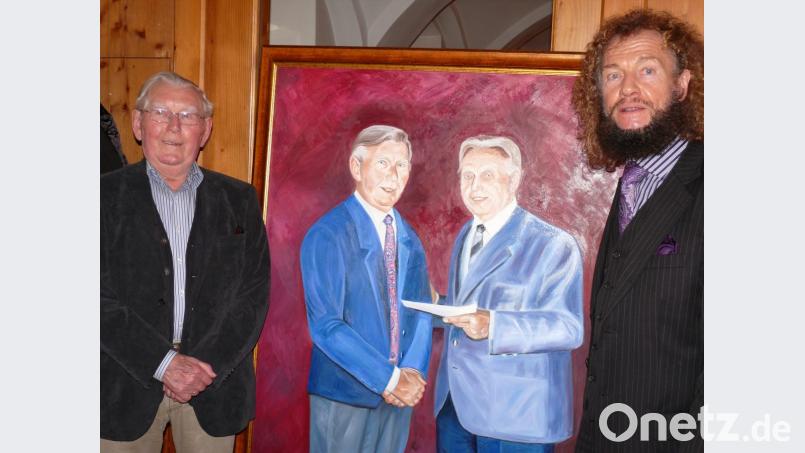 Erwin Sommer (links) zusammen mit Luis-Andreas Hart, der den Ehrenvorsitzenden des Fördervereins zum 90. Geburtstag mit einem besonderen Gemälde überraschte: Es zeigt Sommer zusammen mit Anton Hart, dem &quot;Retter von Maria Loreto&quot;. Bild: kgg