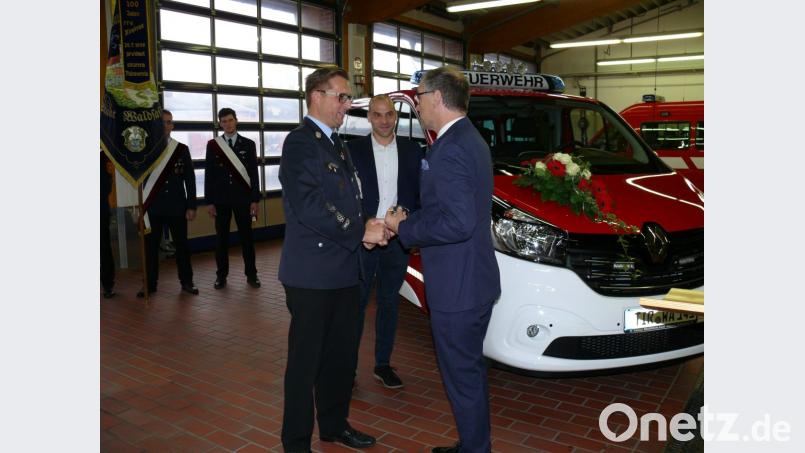 Schlüsselübergabe des Bürgermeister Bernd Sommer (rechts) an Kommandant und stellvertretenden Vorsitzenden des Feuerwehrvereins, Tobias Tippmann. In der Mitte Alexander Grüner vom Waldsassener Autohaus Braunschläger. Bild: kgg