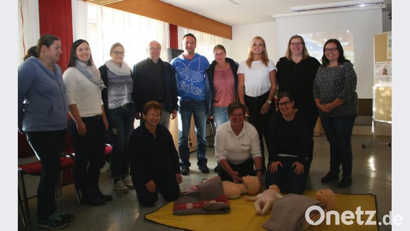 &quot;Erste Hilfe am Kind&quot; ist ein BRK-Kurs, der von Doris Gurdan (kniend, Bildmitte) geleitet wird. Mit dabei Kinderärztin Meike Hofmann (kniend rechts). Bild: wro